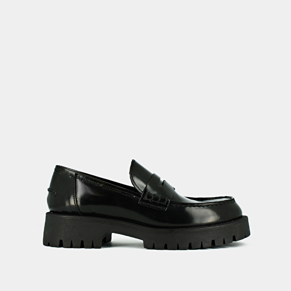 Moccasins with notched soles in glazed black leather | RIMANA