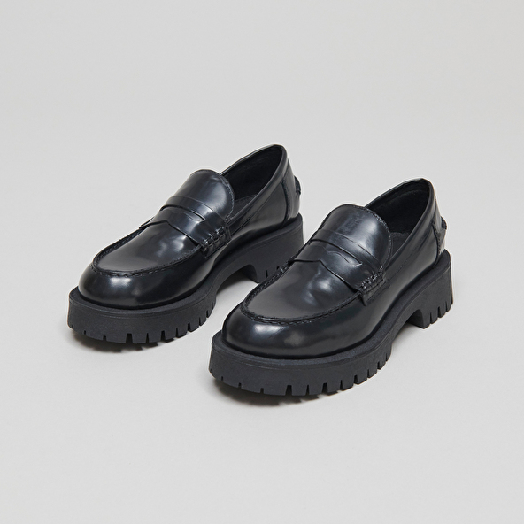 Moccasins with notched soles in glazed black leather | RIMANA