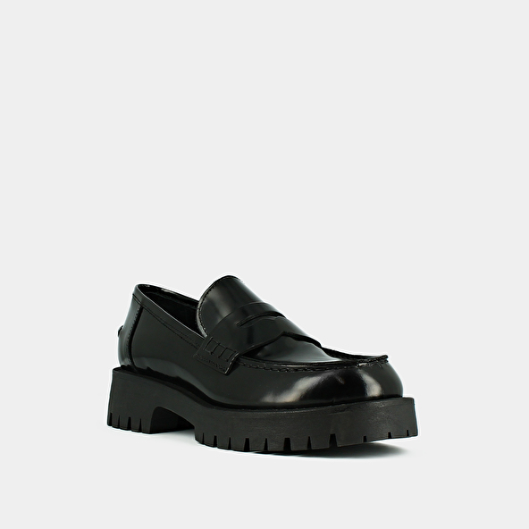 Moccasins with notched soles in glazed black leather | RIMANA