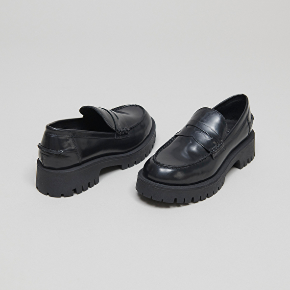 Moccasins with notched soles in glazed black leather | RIMANA