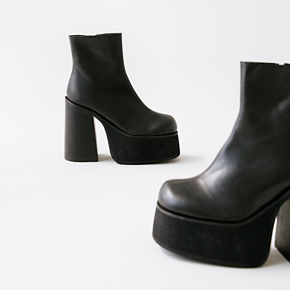 Platform boots with square toes in black leather | NOUMIA