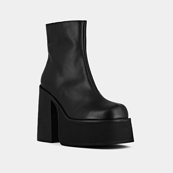 Platform boots with square toes in black leather | NOUMIA