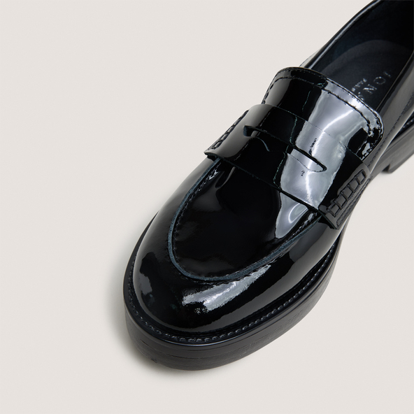Round-toed loafers in black patent | MIRNA