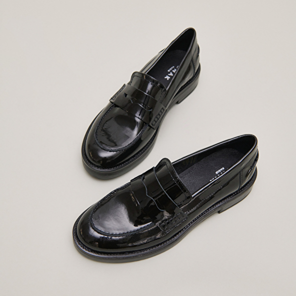 Round-toed loafers in black patent | MIRNA