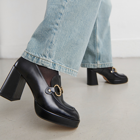 Mocassins à talons et mors in black shiny leather | VIRGILE