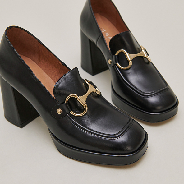 Mocassins à talons et mors in black shiny leather | VIRGILE
