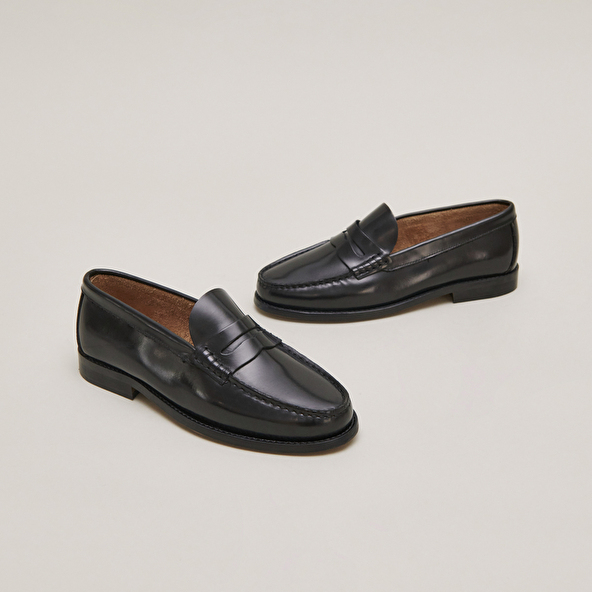 Round-toed loafers in black shiny leather | ODELYA