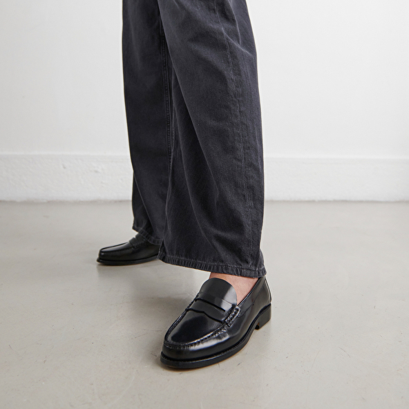 Round-toed loafers in black shiny leather | ODELYA