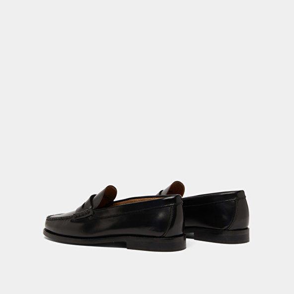 Round-toed loafers in black shiny leather | ODELYA