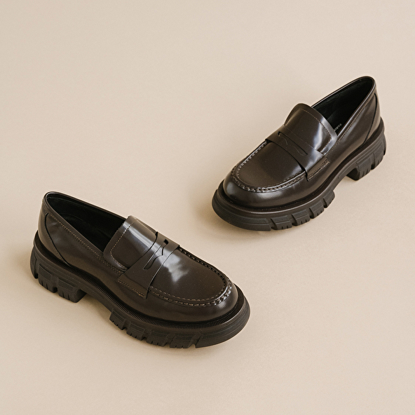 Moccasins with notched soles in brown shiny leather | DIAQ