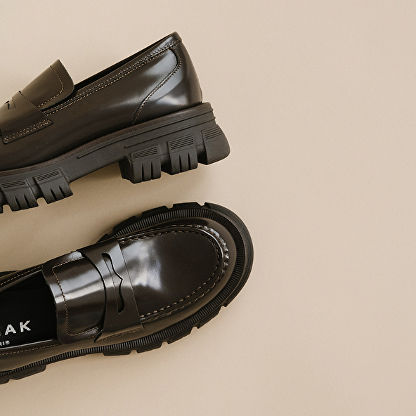 Moccasins with notched soles in brown shiny leather | DIAQ