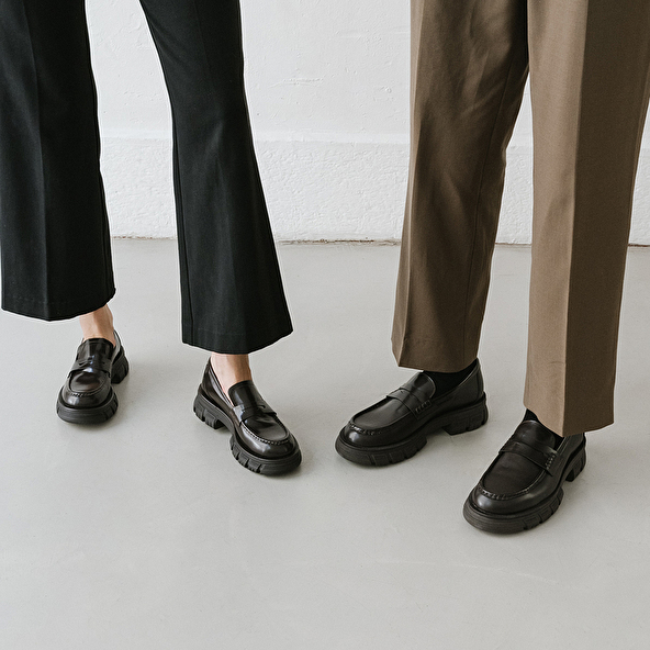 Moccasins with notched soles in brown shiny leather | DIAQ