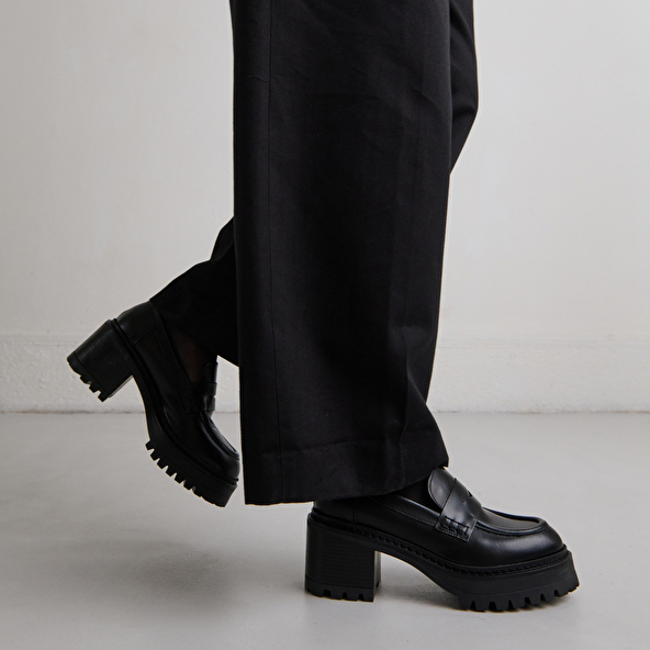 Mocassins à talons et semelles crantées.... in black shiny leather | RHUM
