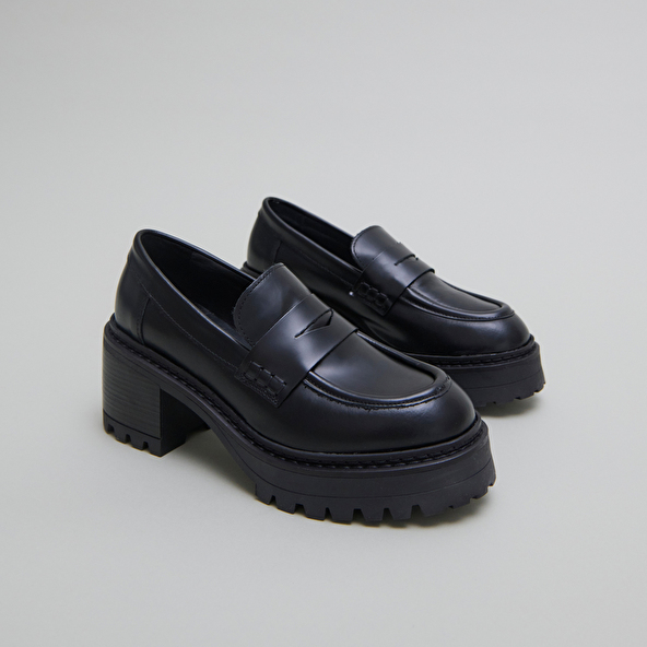Mocassins à talons et semelles crantées.... in black shiny leather | RHUM