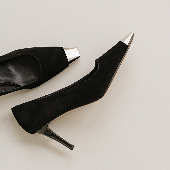 Pointed-toe pumps in black velvet | MER