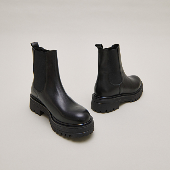 Boots with notched and elastic soles in black leather | AMANDINE