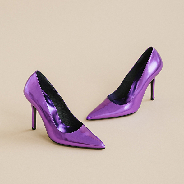 Pointed toe pumps and heels in purple metallic leather | DINERA
