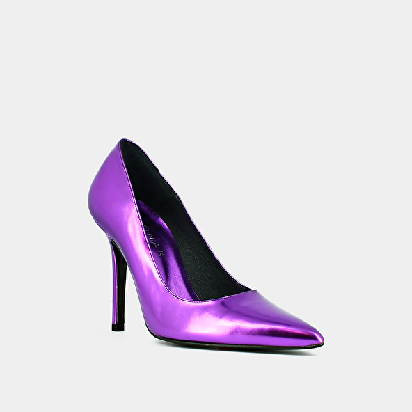 Pointed toe pumps and heels in purple metallic leather | DINERA