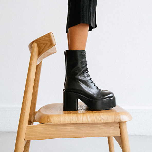 Platform boots with laces in brown aged leather | BAGUETTE