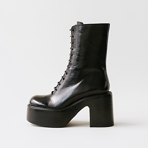 Platform boots with laces in brown aged leather | BAGUETTE
