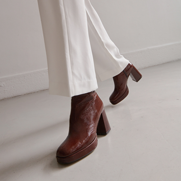 Platform ankle boots with square toes in brown shiny leather | VORIS