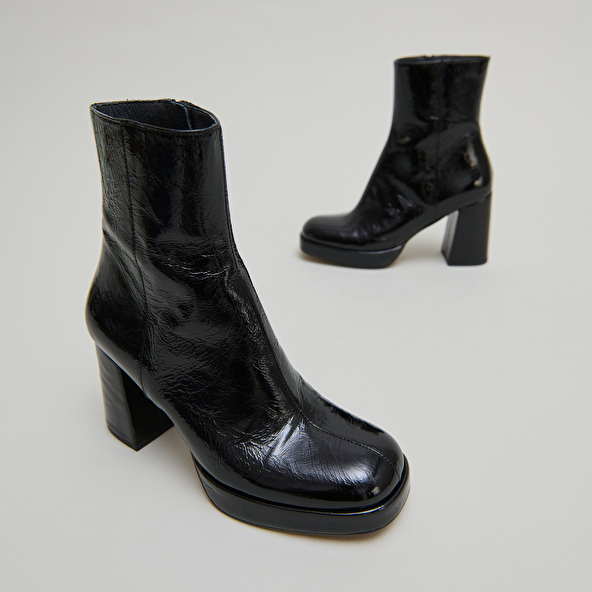 Platform ankle boots with square toes in black shiny leather | VORIS