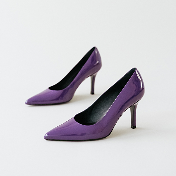 Pointed toe pumps in purple patent leather | DINERO