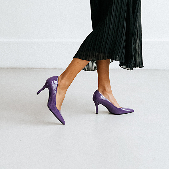 Pointed toe pumps in purple patent leather | DINERO