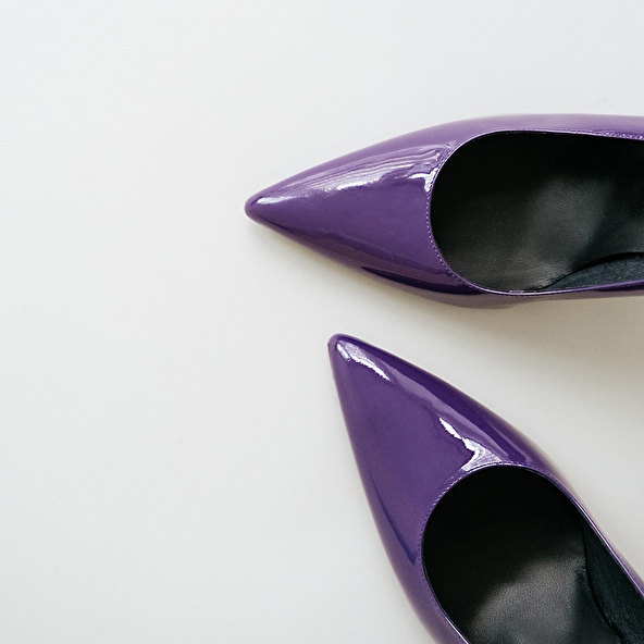 Pointed toe pumps in purple patent leather | DINERO
