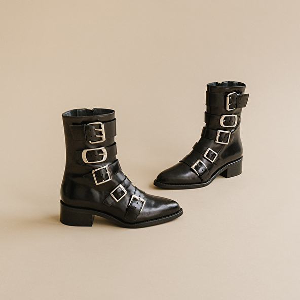 Boots with straps and pointed toes in black leather | DIORA