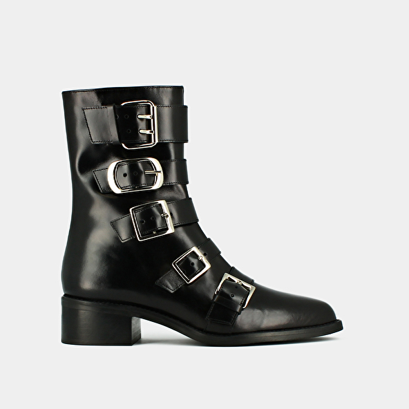 Boots with straps and pointed toes in black leather | DIORA