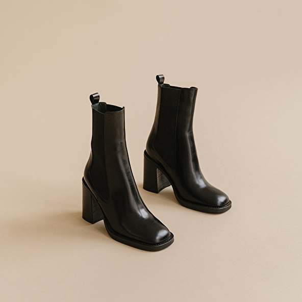 Heeled boots with square toes in black leather | DALLANT