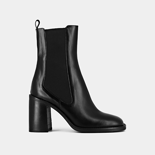 Heeled boots with square toes in black leather | DALLANT