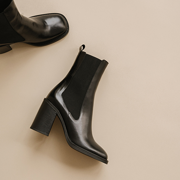 Heeled boots with square toes in black leather | DALLANT