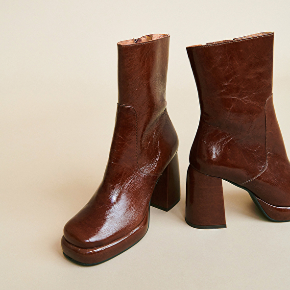 Platform ankle boots with square toes in brown shiny leather | DENA