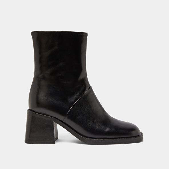 Bottines &agrave; bouts carr&eacute;s et coutures apparentes in black leather | DIOUMA