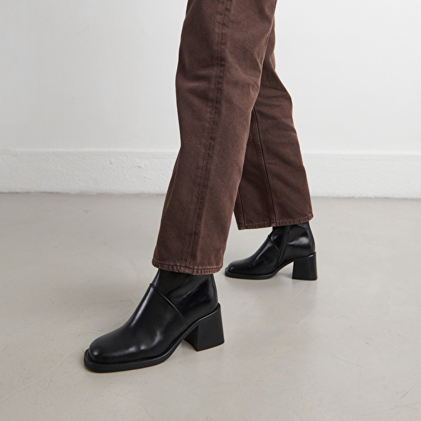 Bottines &agrave; bouts carr&eacute;s et coutures apparentes in black leather | DIOUMA