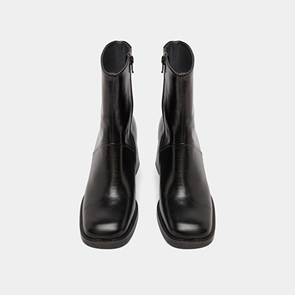 Bottines &agrave; bouts carr&eacute;s et coutures apparentes in black leather | DIOUMA