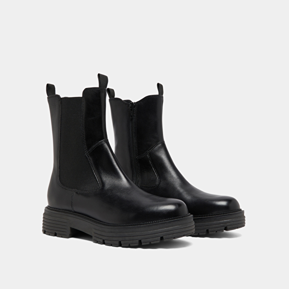 Ankle boots with notched soles in black leather | ANTONELLE