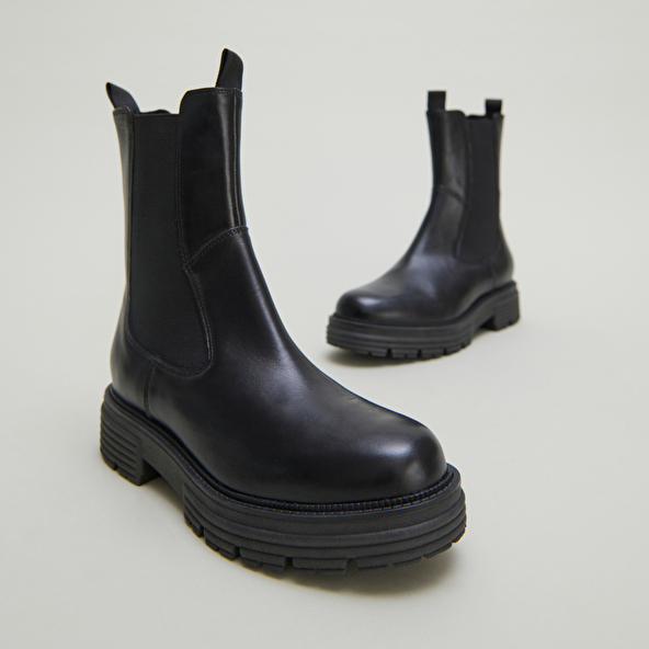 Ankle boots with notched soles in black leather | ANTONELLE