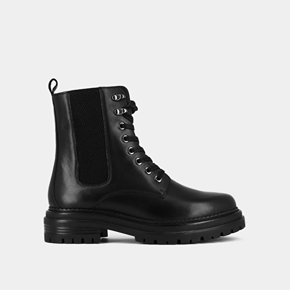 Boots with laces and notched soles in black leather | ADALUS