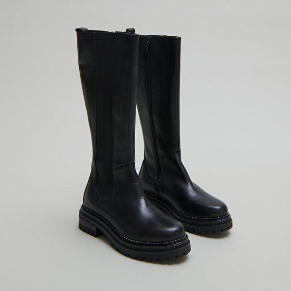 Bottes à bouts ronds et semelles crantée... in black leather | ADAL