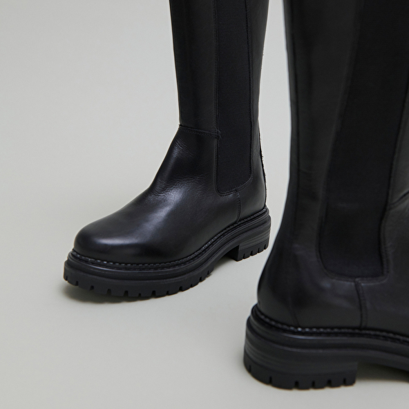 Bottes à bouts ronds et semelles crantée... in black leather | ADAL