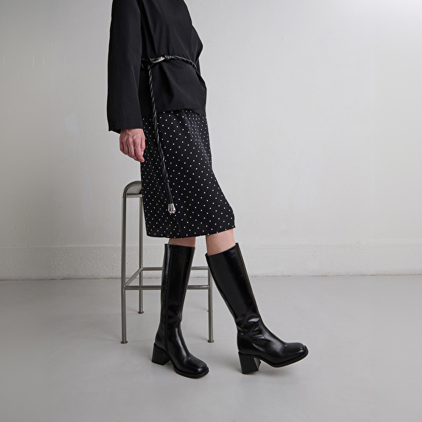 Boots with thick heels and square toes in black leather | DIOU