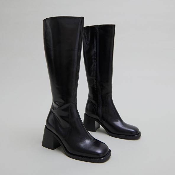 Boots with thick heels and square toes in black leather | DIOU