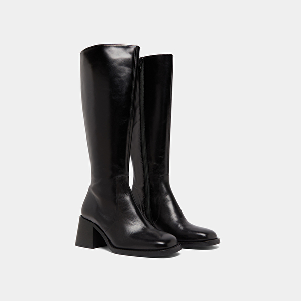 Boots with thick heels and square toes in black leather | DIOU