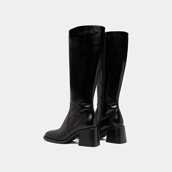 Boots with thick heels and square toes in black leather | DIOU