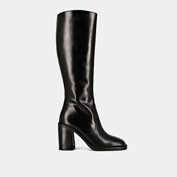Boots with heels and square toes in black leather | DALLE