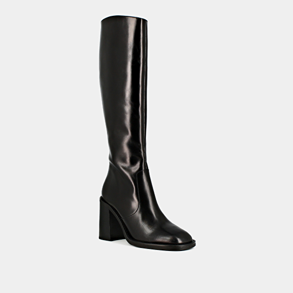 Boots with heels and square toes in black leather | DALLE