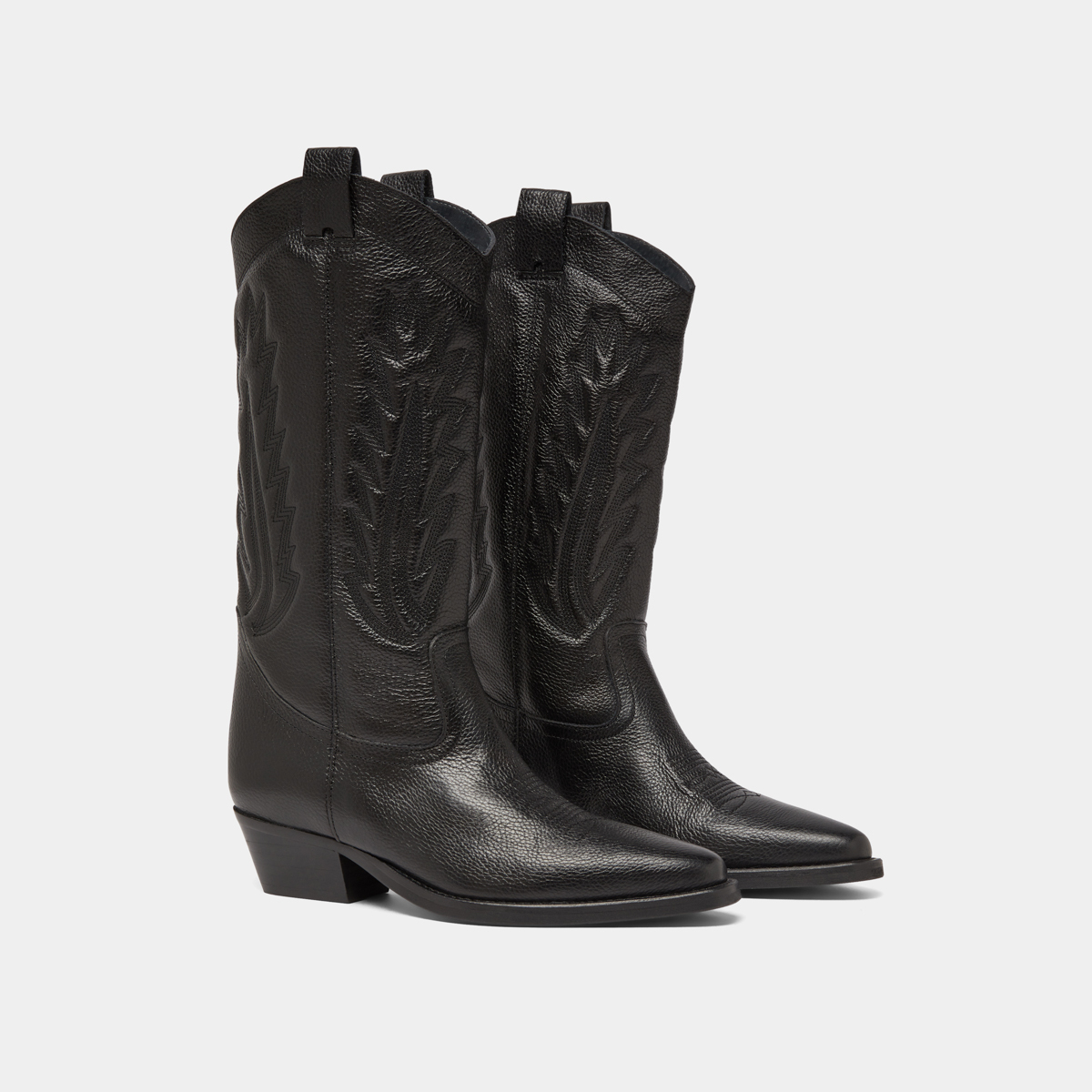 Pointed toe boots with exposed stitching in black grained leather | DELEA